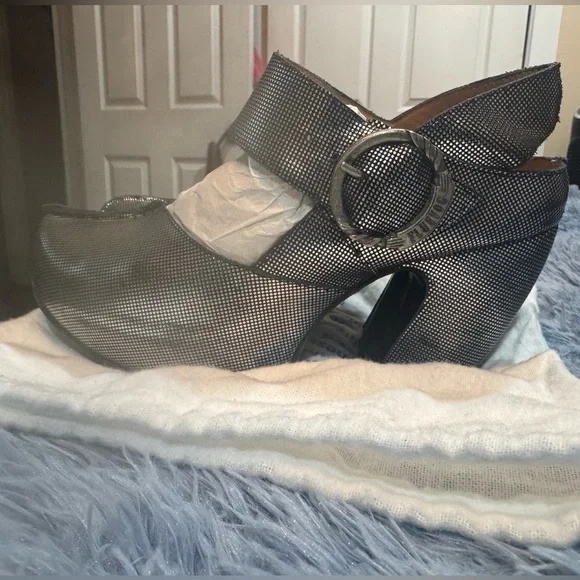 Preowned John Fluevog Prepare Guide Platform Mary Janes in Silver Size 9 - Picture 6 of 16